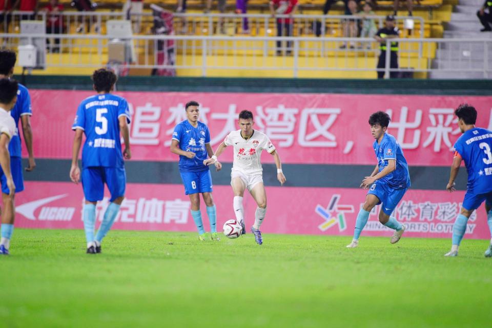 足球元素与, 表演环节, 交融